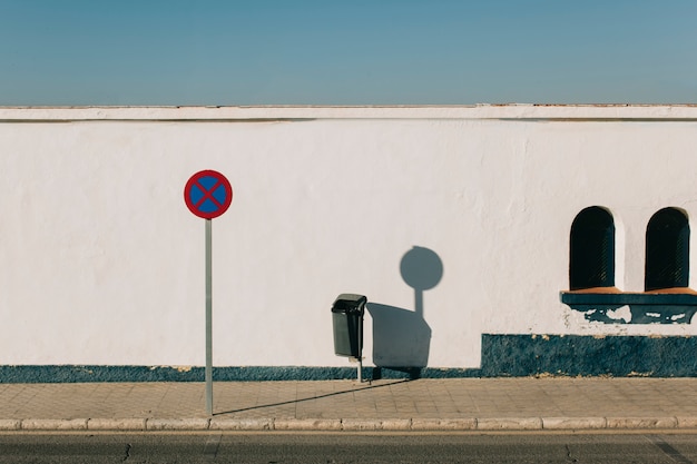 Foto gratuita nessun segno di parcheggio di fronte all'edificio