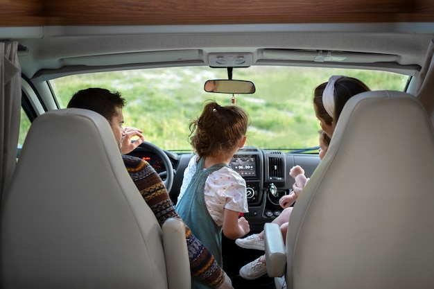 Foto gratuita famiglia nomade che si diverte insieme in una piccola casa