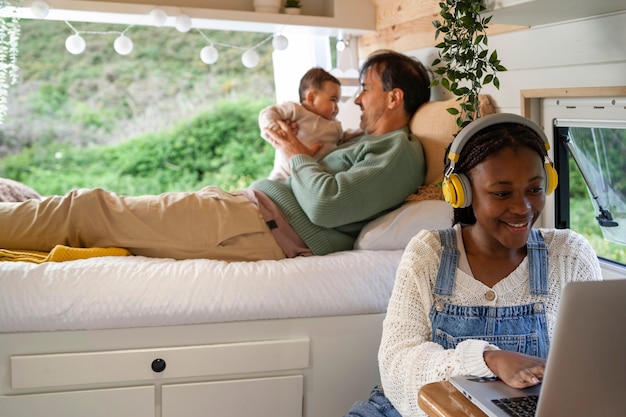 Foto gratuita famiglia nomade che vive nella natura