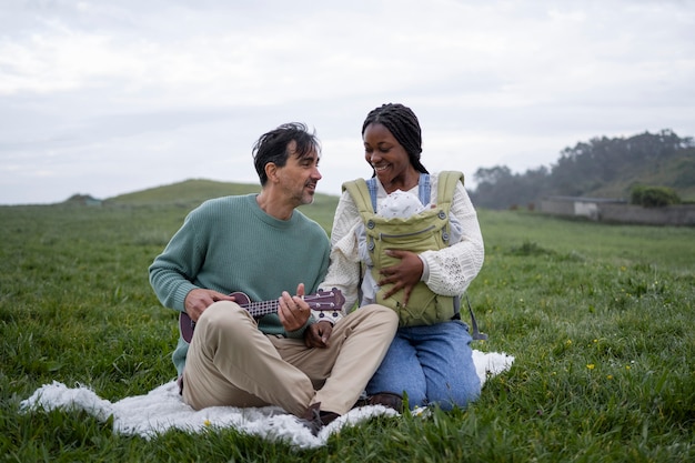 Famiglia nomade che vive nella natura