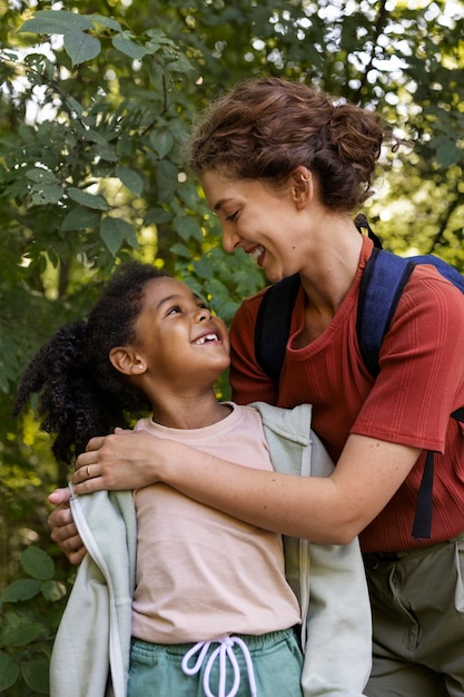 Foto gratuita famiglia nomade che viaggia nella natura