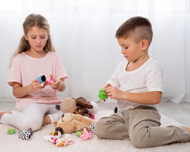 屋内で一緒に遊ぶ非バイナリの子供たち