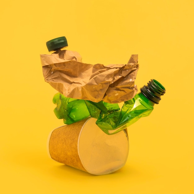 Foto gratuita elementi in plastica non ecologici