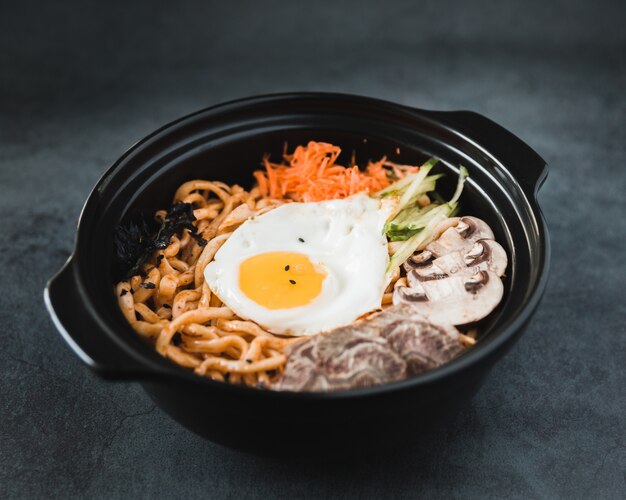 野菜と卵のボウルに麺パスタ