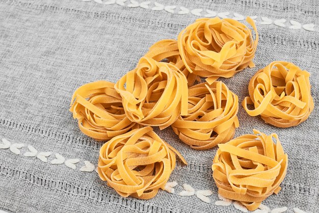 Foto gratuita la tagliatella rotola su un canovaccio da cucina.