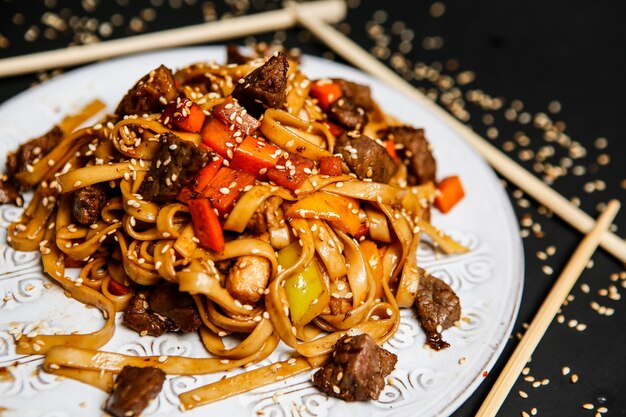 Noodles meat with vegetables