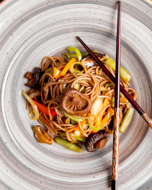 Free photo noodles prepared with mushrooms bell peppers and sauce