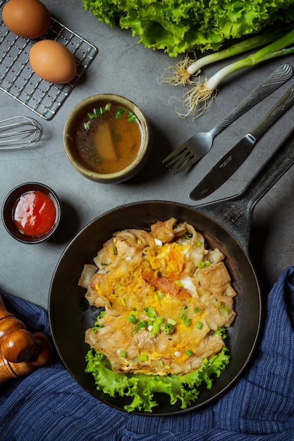 大きな豚肉をのせた麺、タイ料理