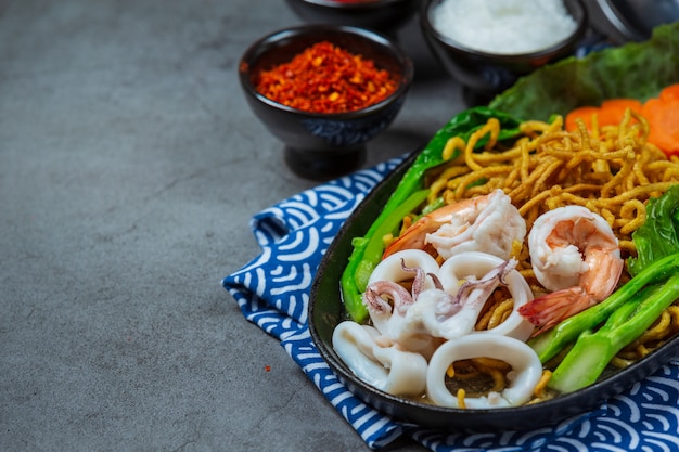 シーフード麺、シャキッとした麺、タイ料理をのせた麺