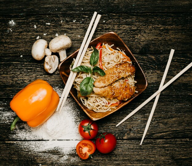 Noodles with fried chicken and vegetables