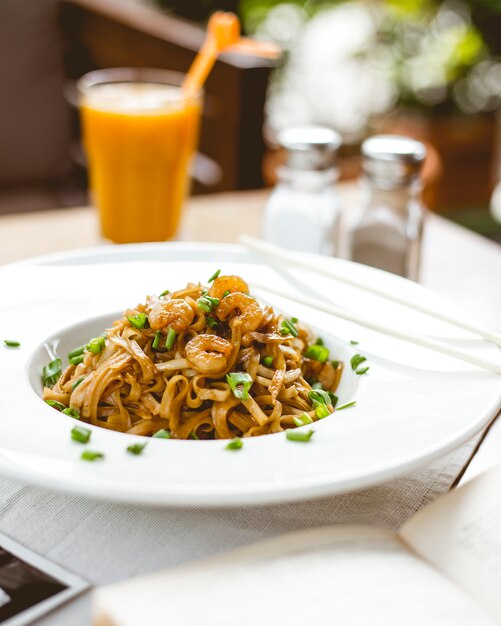 上面の玉ねぎを注いだ海老入り麺