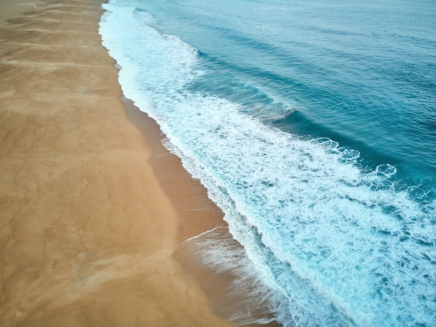 Северный пляж и океан в Назаре, Португалия