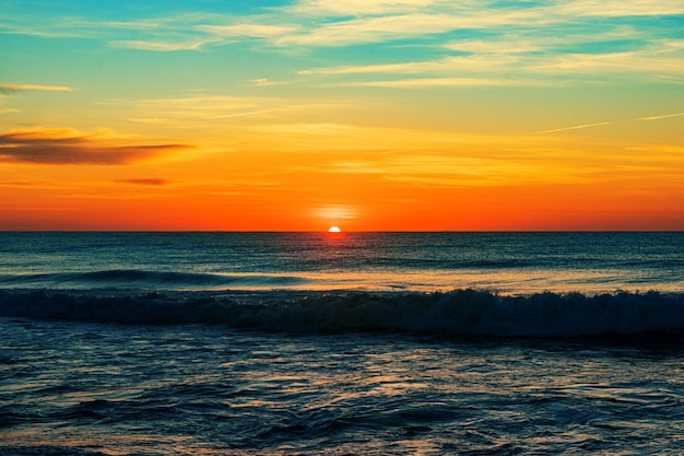 日の出のノースエントランスビーチ-背景に最適