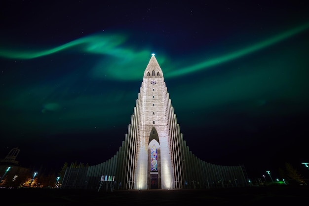 アイスランド​の​レイキャビク​の​教会​を​照らす​オーロラ