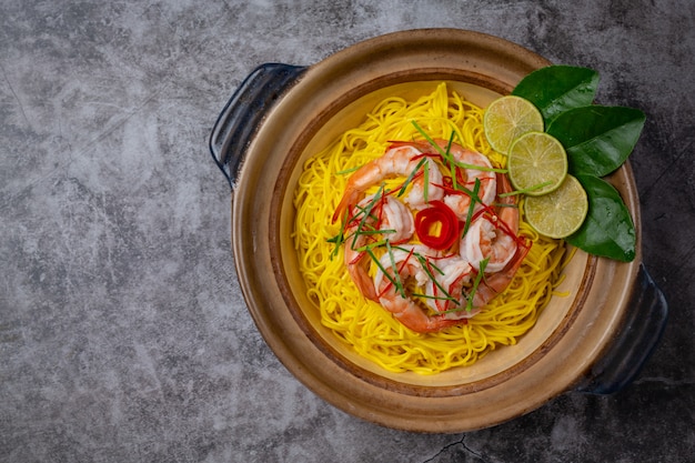 タイ北部の料理（カオソイエビ）、食材で飾られたスパイシーな麺。