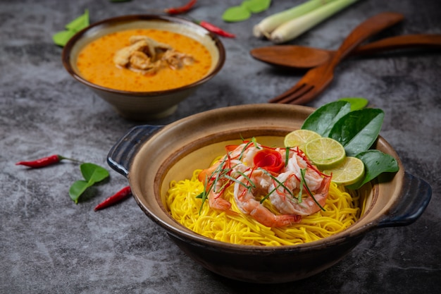 Cibo tailandese settentrionale (gamberi khao soi), spaghetti piccanti decorati con ingredienti.