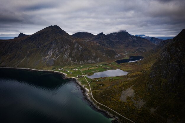 ノルウェーロフォーテン諸島の山の風景の空撮シーン