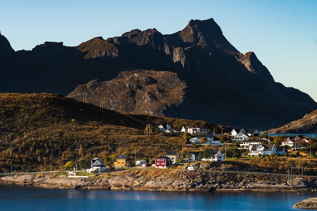 無料写真 ノルウェーロフォーテン諸島の山の風景の空撮シーン