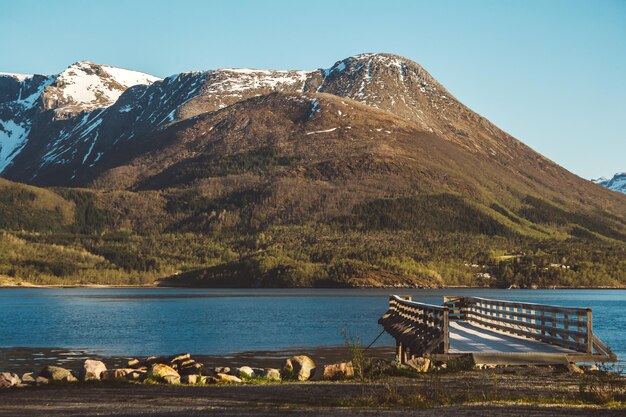 ノルウェー​の​山々​と​島々​の​風景​ロフォーテン​諸島​の​自然な​スカンジナビア​の​風景
