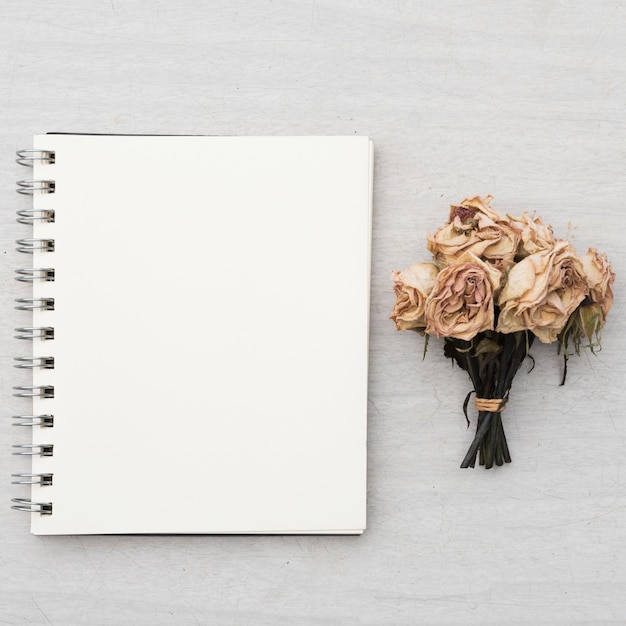 Free photo notebook and bouquet