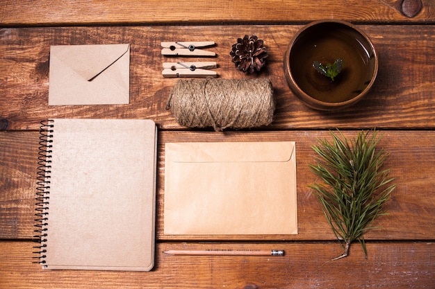 요리법, 종이 봉투, 밧줄 및 나무 테이블에 clothespins에 대 한 노트북.