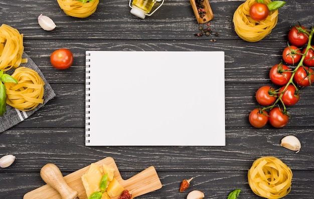 Foto gratuita ingredienti per notebook per il cibo italiano