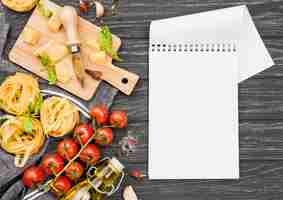 Foto gratuita notebook e ingredienti per noodles