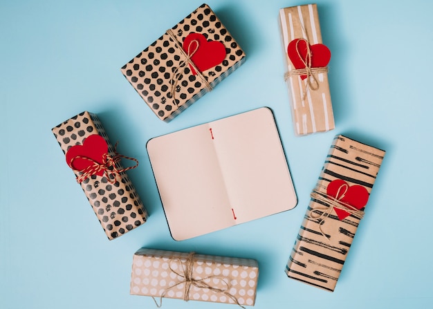 Блокнот между подарками в конфетных бумагах с декоративными сердечками