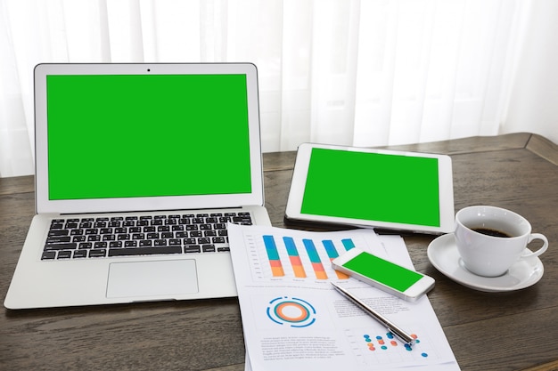 Ноутбук, планшет и мобильный телефон с зеленым экраном