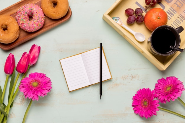 Foto gratuita taccuino con arrangiamento di colazione dolce