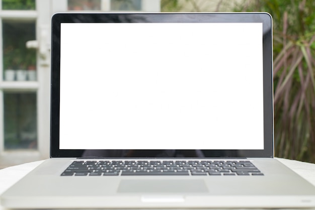 空白の画面を搭載したノートpc 無料の写真