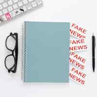 Foto gratuita notebook con fake news