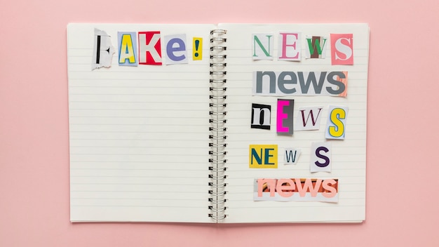 Foto gratuita notebook con fake news