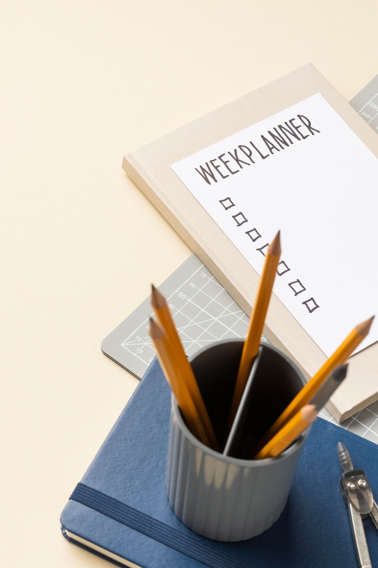 Free Photo notebook with to do list on desk