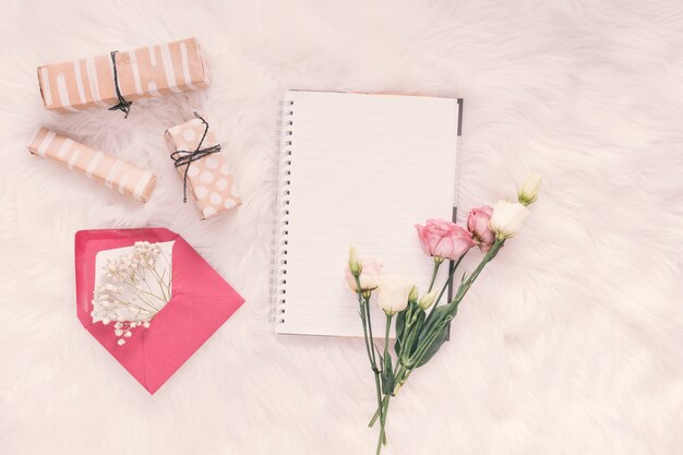バラ、ギフト、毛布の上の封筒のノート