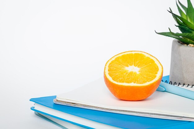 Ноутбуки и апельсин на белом фоне изолированное пространство для копирования