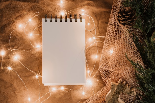 Foto gratuita notepad e luci di natale