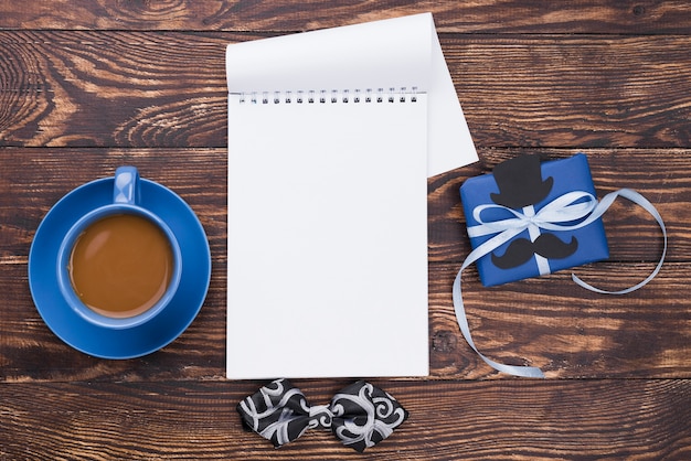 Free photo notepad empty pages and cup of coffee