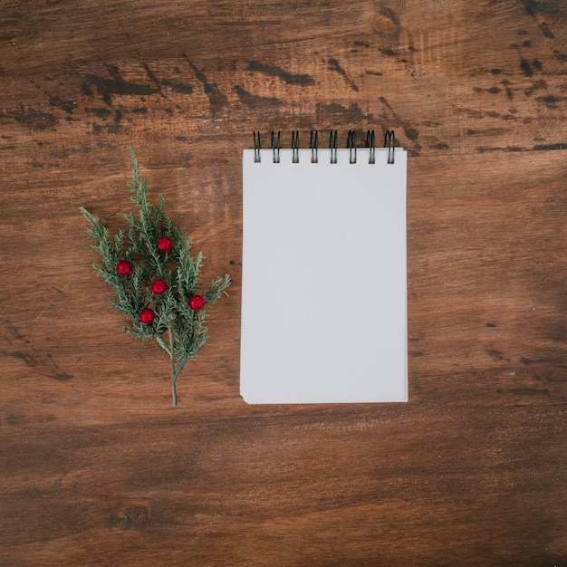 Free photo notepad next to mistletoe