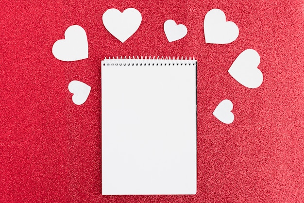 Free photo notepad and set of ornament hearts