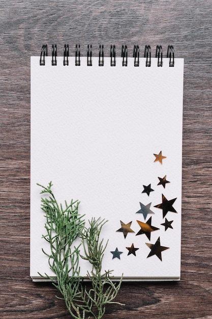 Free photo notepad with star spangles on table