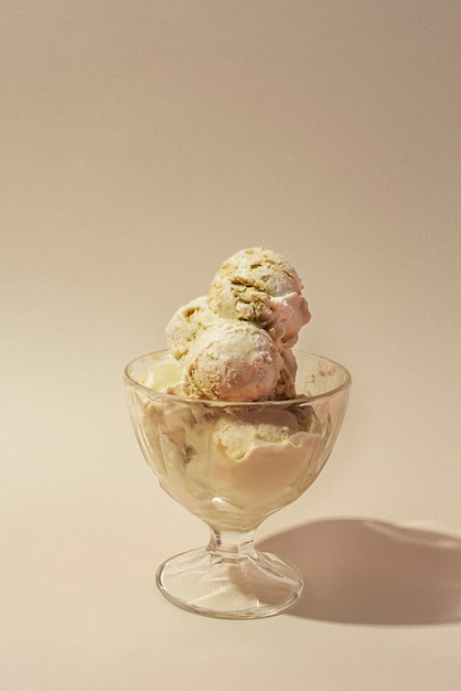 Бесплатное фото Мороженое нуга в стеклянной чашке