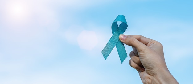 Ноябрь месяц осведомленности о раке простаты, мужчина держит голубую ленту для поддержки людей, живущих и больных. здравоохранение, международные мужчины, отец, всемирный день борьбы с раком и всемирный день борьбы с диабетом