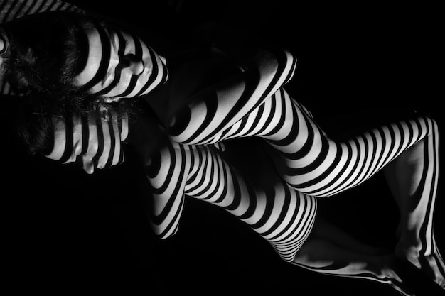 검은 색과 흰색 얼룩말 줄무늬가있는 누드 여자