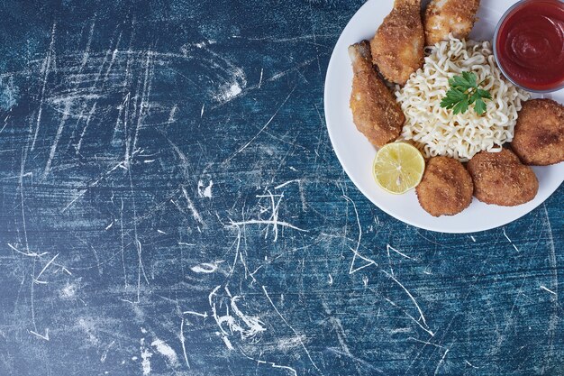 Nuggets with crispy chicken legs and noodles.