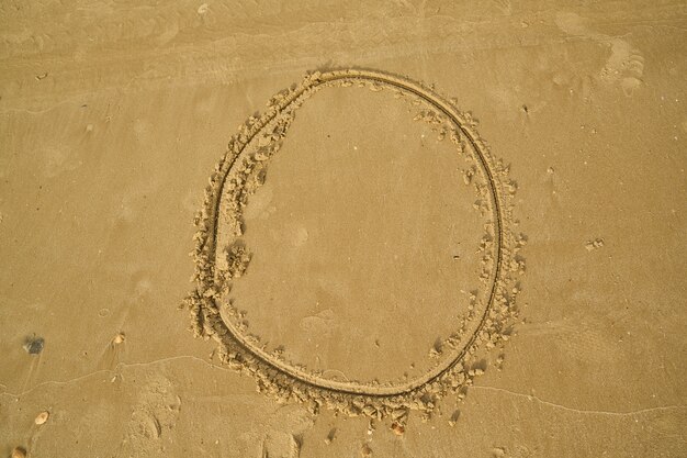 砂の中に書かれた番号