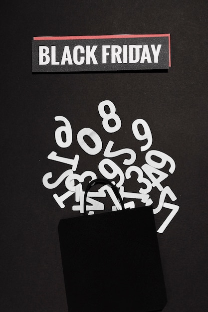 Foto gratuita kit di numeri e segno del black friday con la borsa della spesa