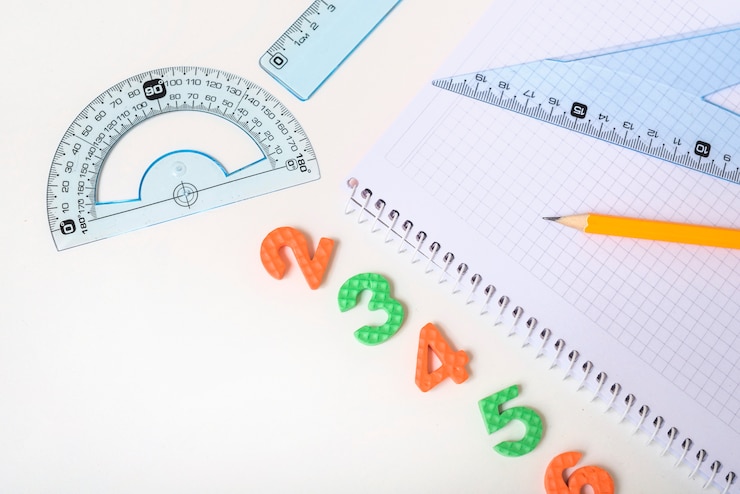 Free Photo numbers lying near stationery