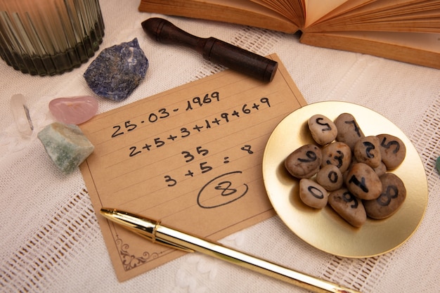 Foto gratuita concetto di numerologia con nota