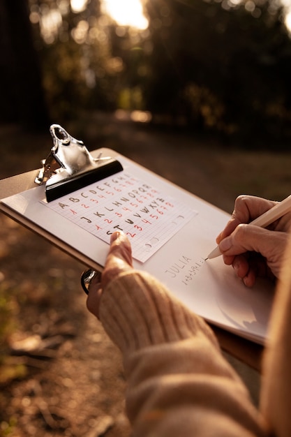 Foto gratuita concetto di numerologia con la scrittura della donna